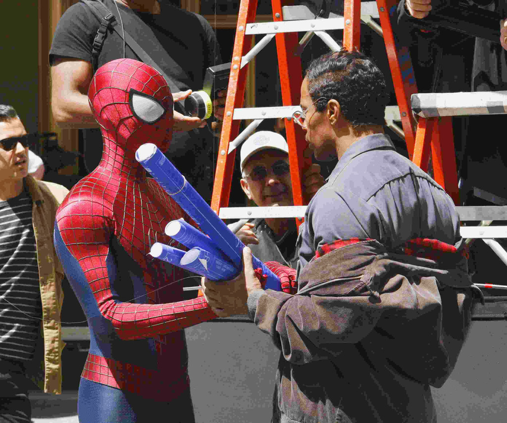 николас хаммонд в человеке пауке. человек паук 2004. том холланд. тони магуай человек па. эндрю гарфилд 2021.