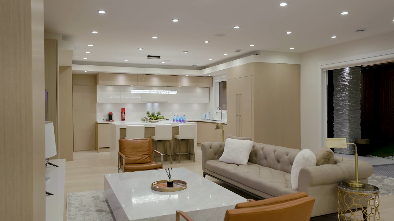 39 Photos vs. Edgemont Blvd, North Vancouver Luxury Home Interior Design Tour