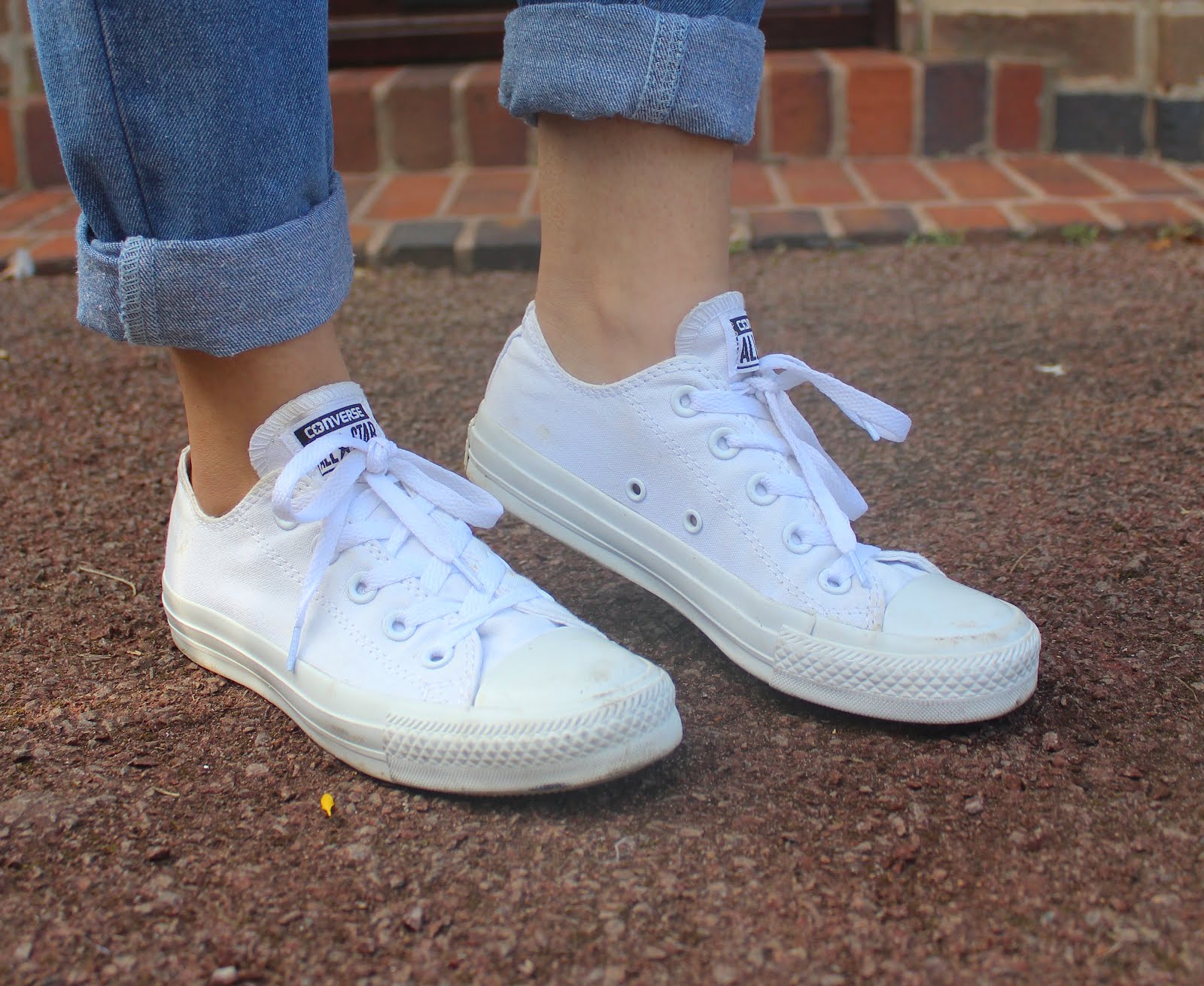 styling white converse