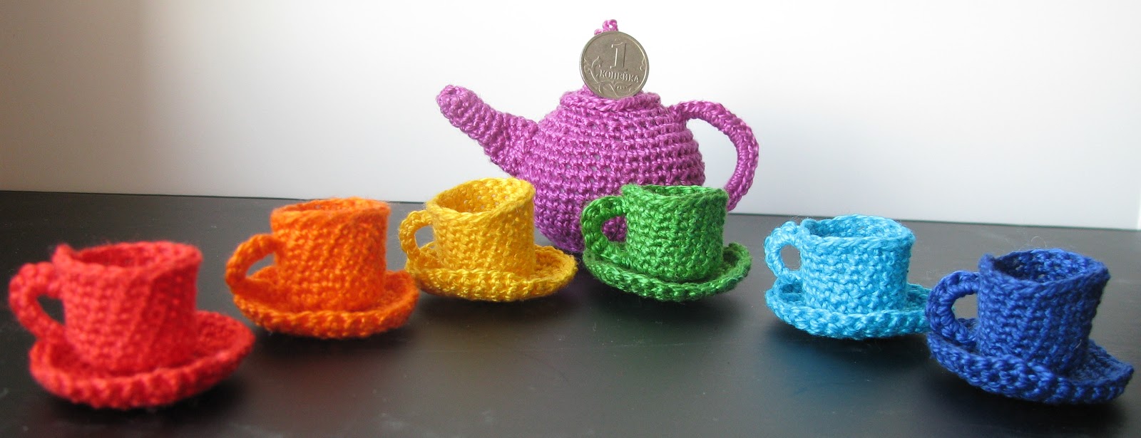 вязаный чехол на кружку. вязаная чашка. вязаные чайные чашки. вязаные чашечки с блюдцем. вазочка крючком.