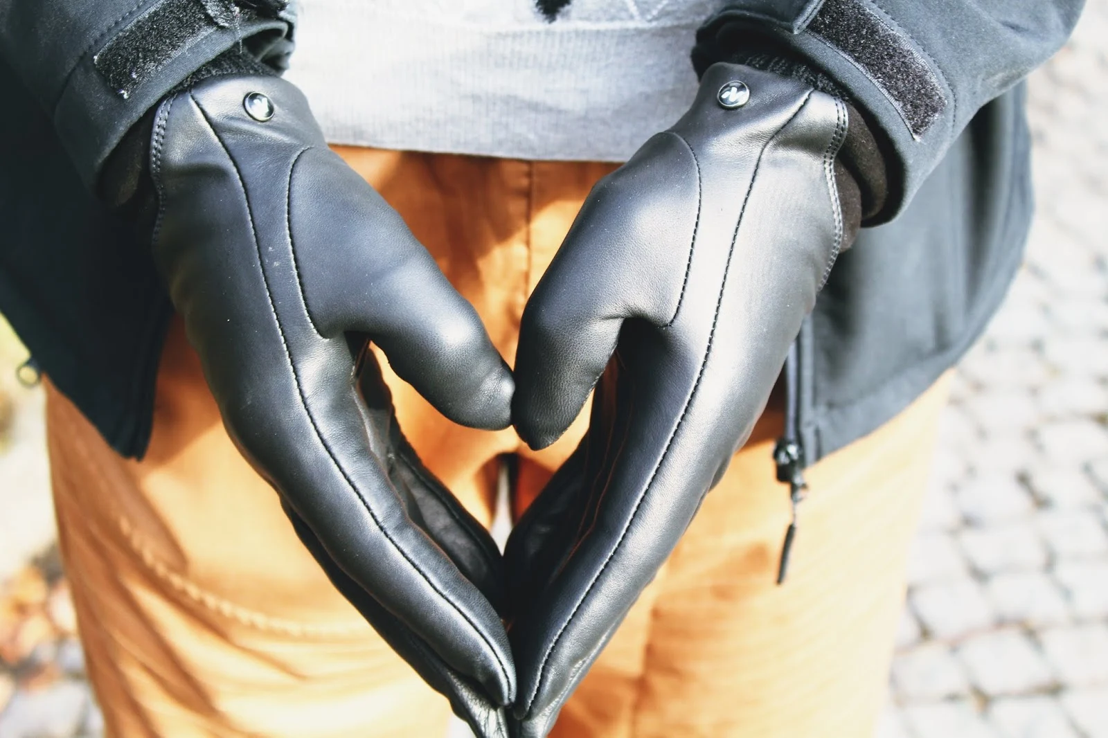 Eleganckie, męskie rękawiczki skórzane pozwalające na obsługę ekranów dotykowych - napo gloves