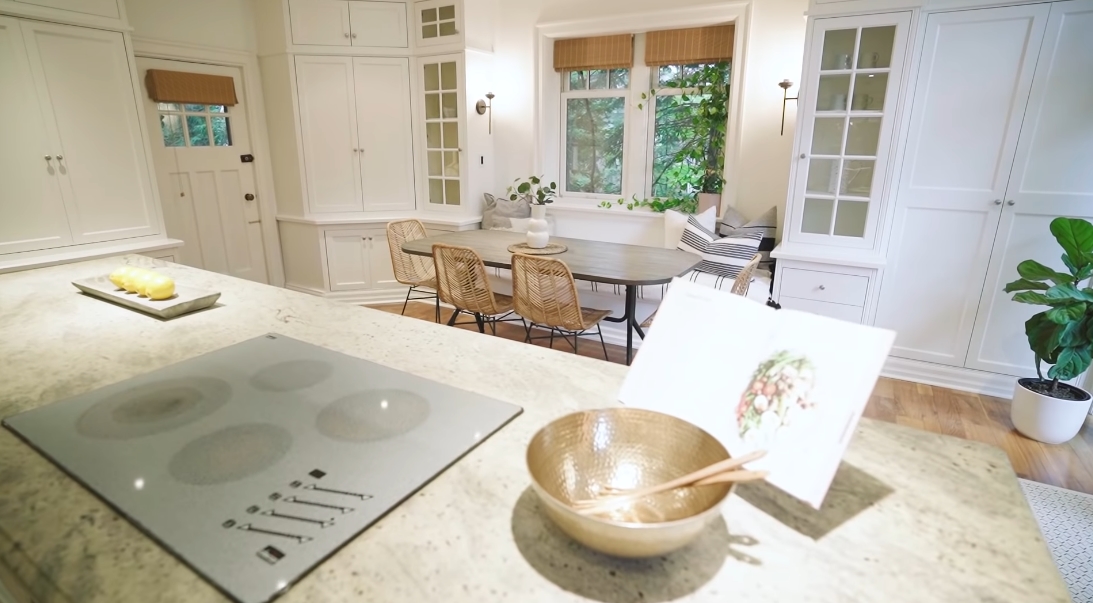 26 Interior Design Photos vs. 44 Old Bridle Path, Toronto Luxury Home Tour