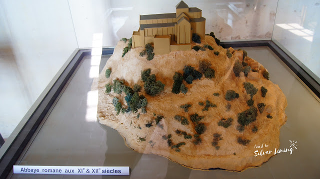 不同時期的聖米歇爾山和修道院模型