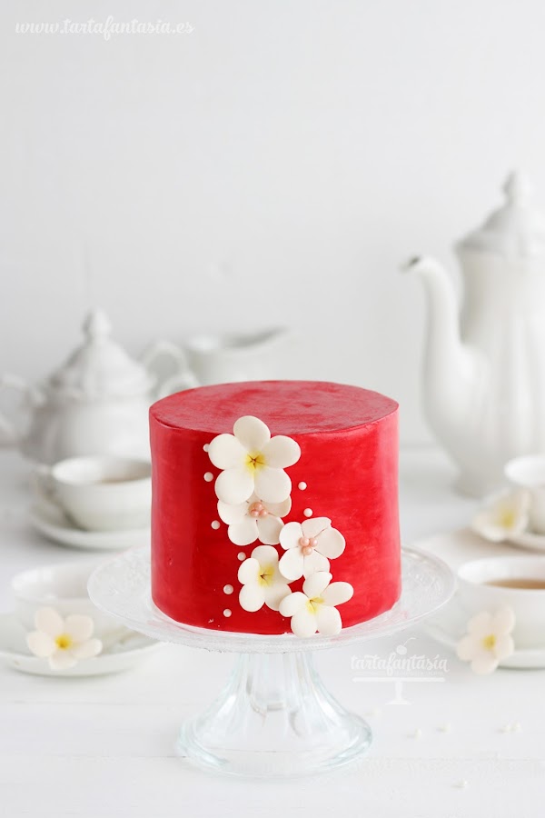 Tarta fondant roja con poco colorante