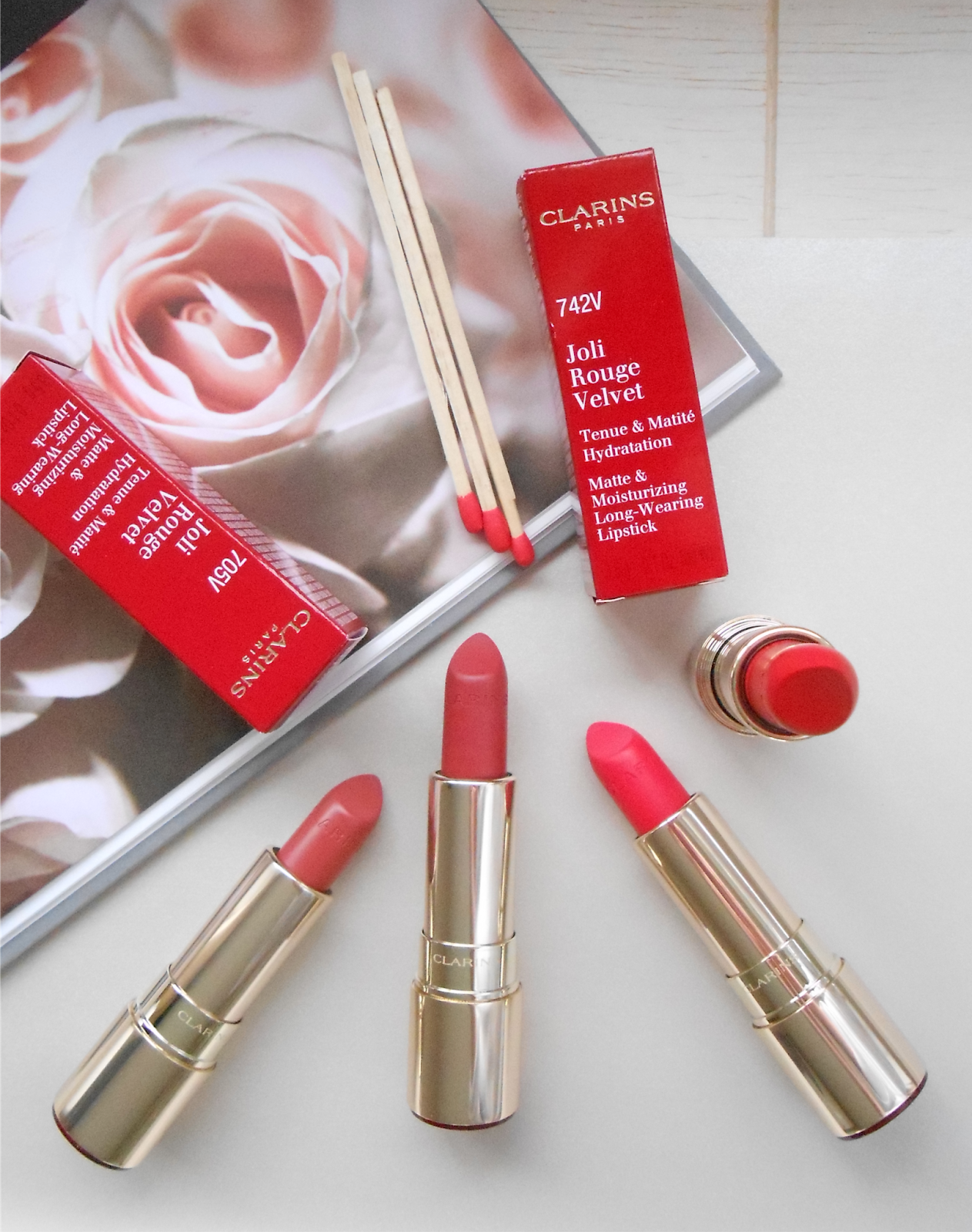 Clarins velvet. Помада clarins joli rouge. кларанс джоли руж 742. clarins velvet 733. clarins joli rouge velvet 733v.