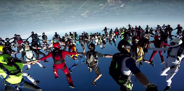 Der Weltrekord im Gruppen Skydive - 164 Personen rasen zusammen dem Erdboden entgegen. Atomlabor Blog Video