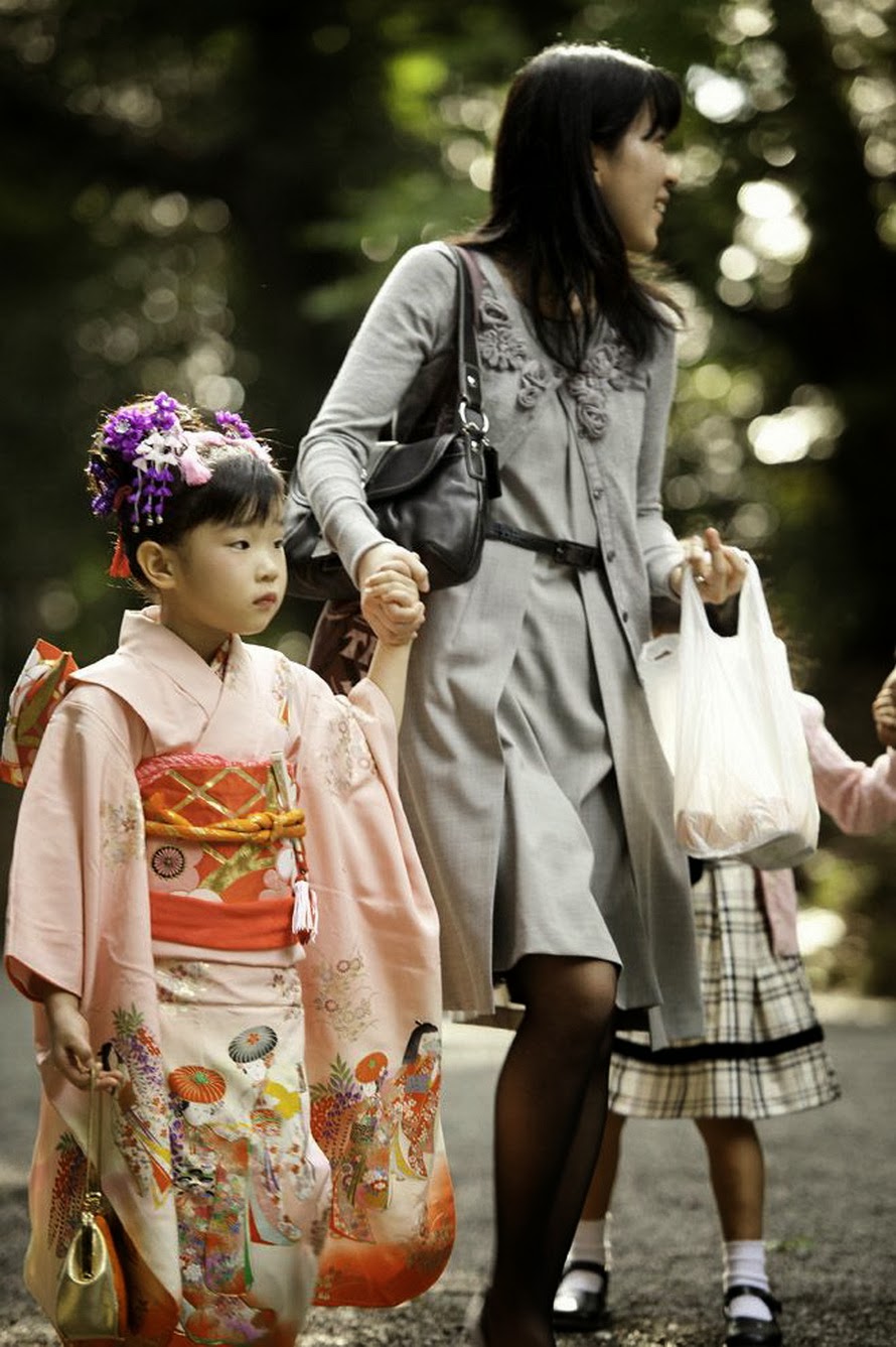 Японская мама пришла. Праздник Shichi-go-San в Японии. Япония мама юката. Сити-го-Сан Япония. Японцы дети.