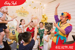 Chú hề vặn bóng vui vẻ cùng các bạn trong bữa tiệc sinh nhật Chú hề vặn bóng vui vẻ cùng các bạn trong bữa tiệc sinh nhật