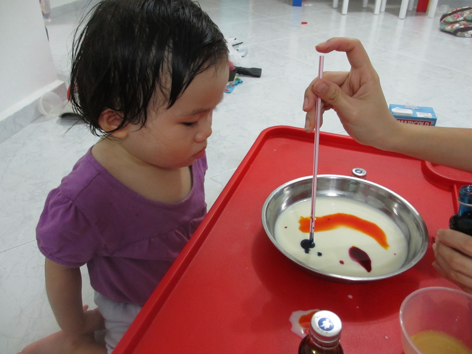 Baby Le Xin Experimenting with food colouring, milk and detergent!