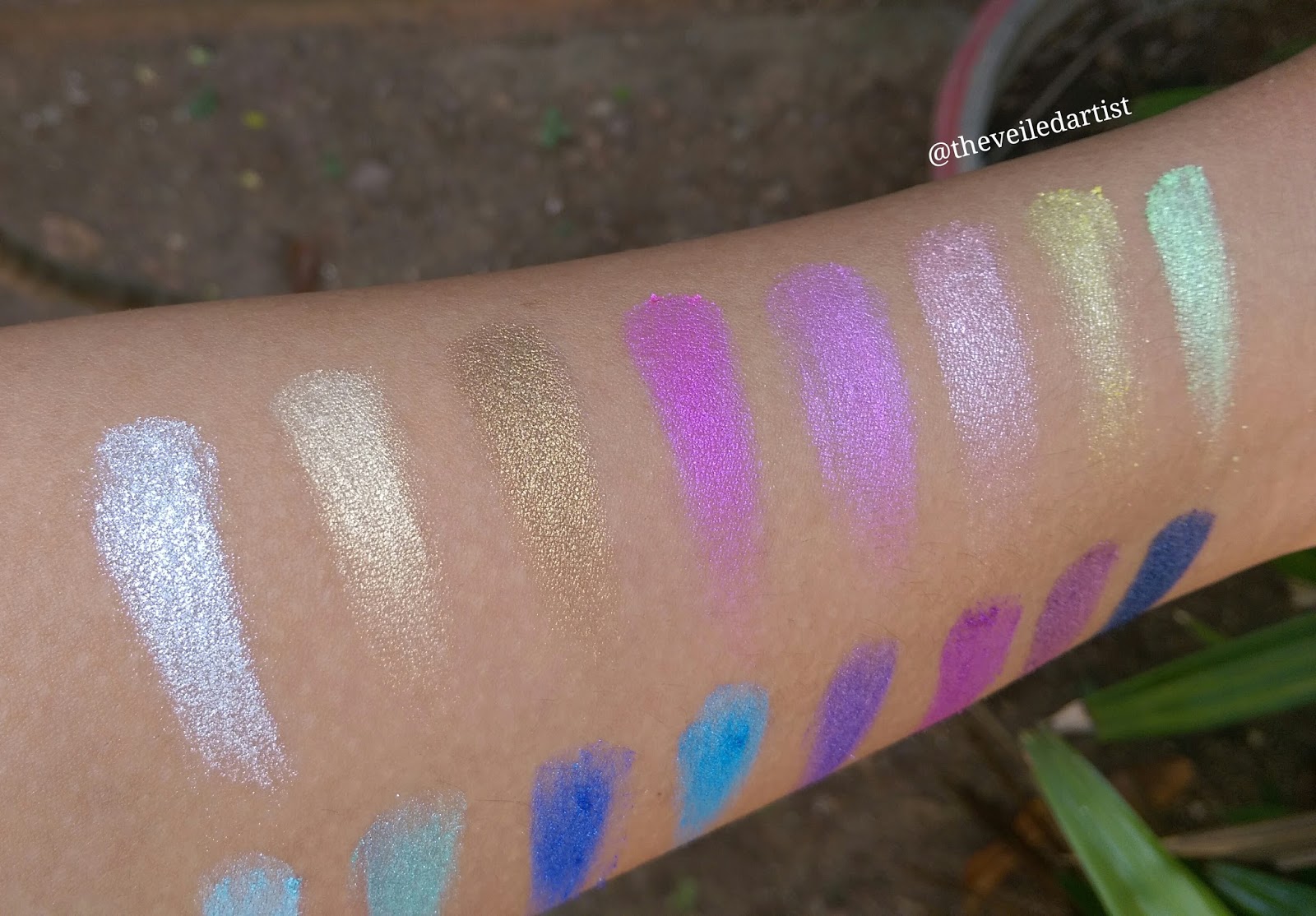 LA Colors 16 Color Eyeshadow Palettes in Smokin' and Haute review and