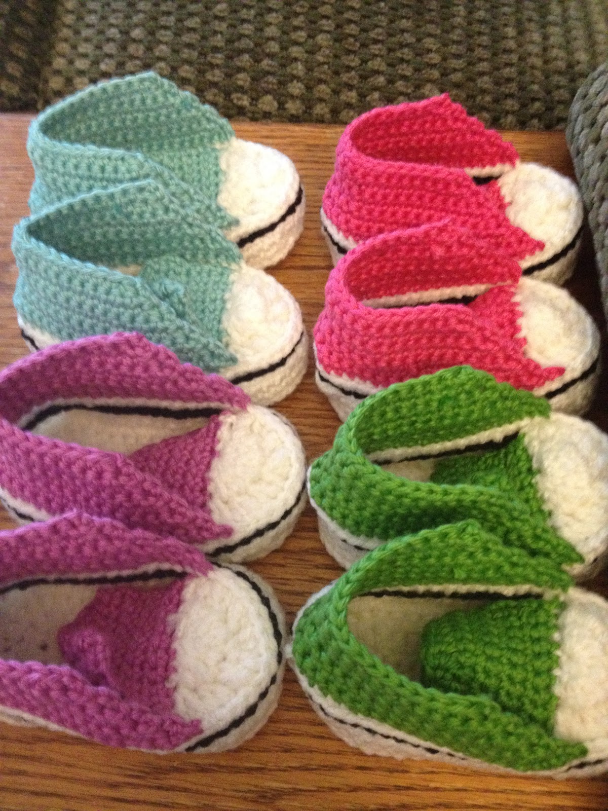 schoenstricken.de Anleitung: Baby-Chucks häkeln