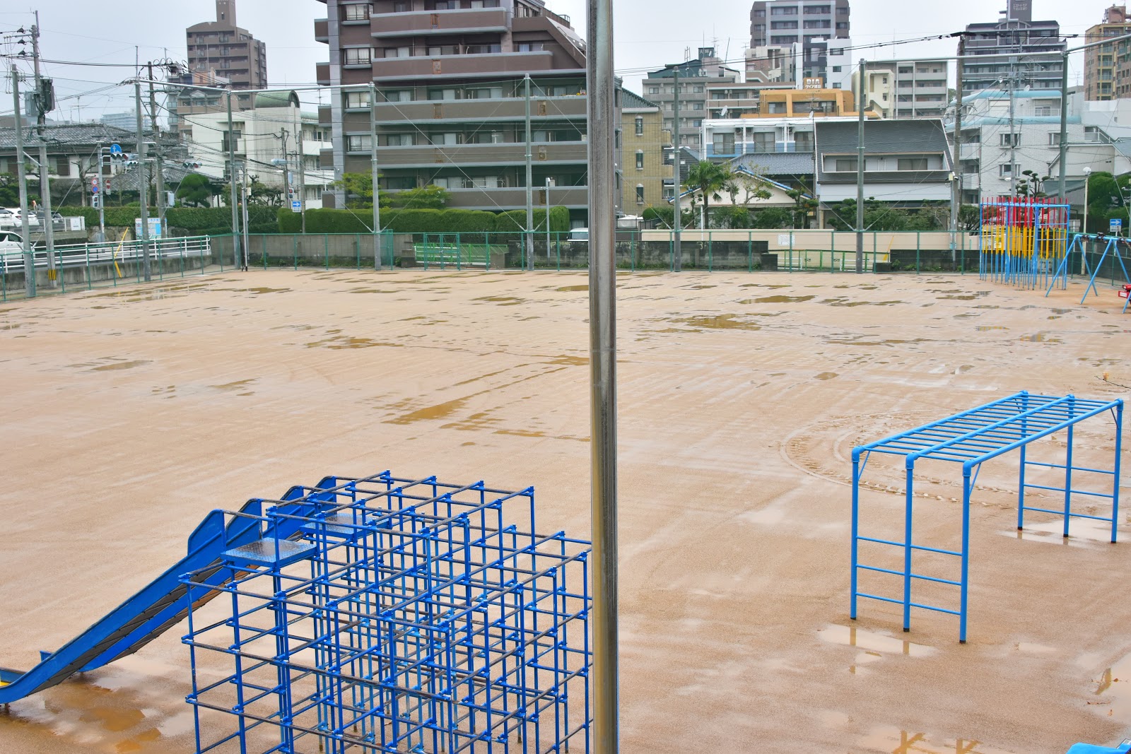 小学校 校庭 遊具 名前