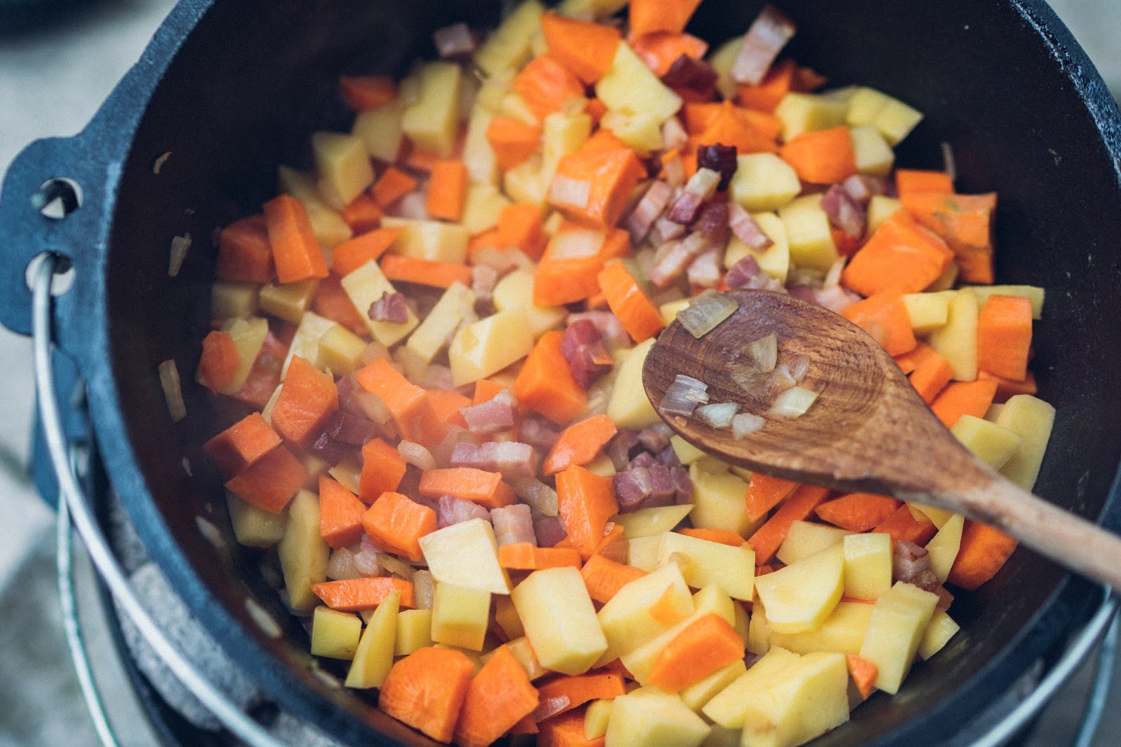 Outdoor Kitchen 10 Erbseneintopf aus dem Dutch Oven