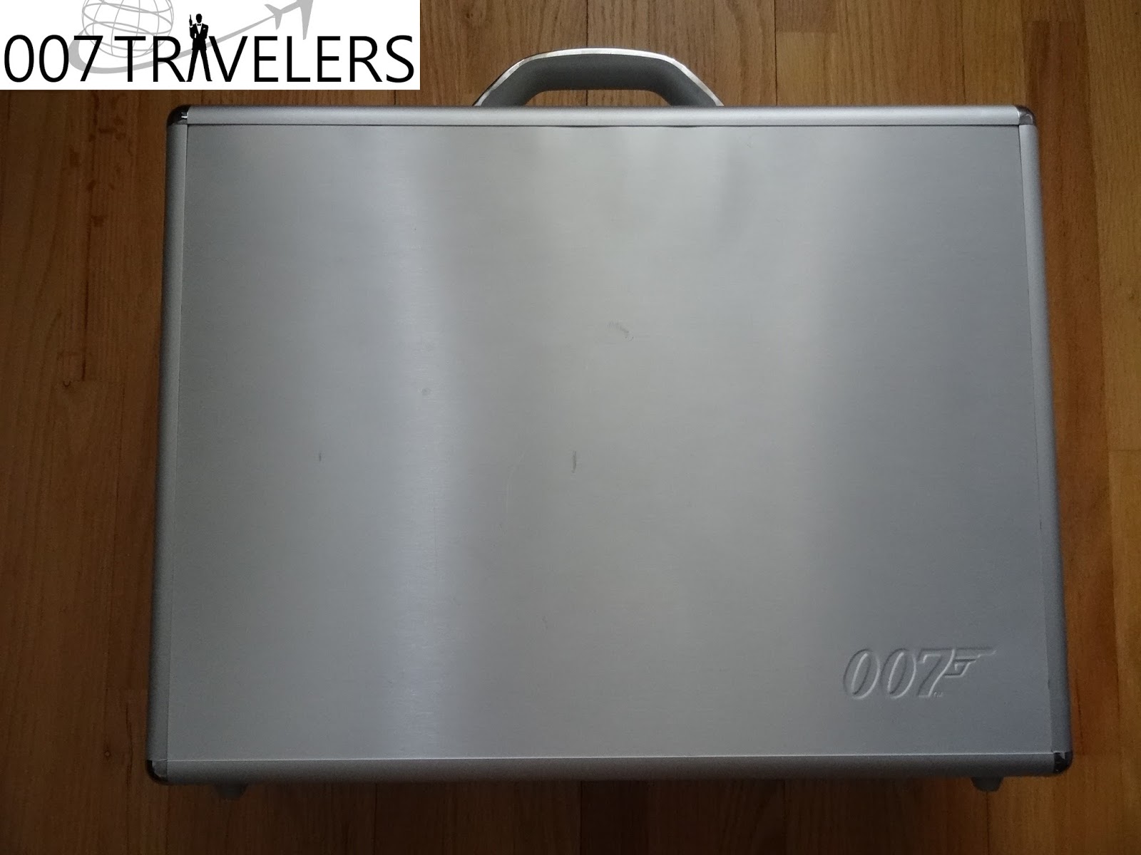 007 Item: 007 DVD suitcase - 007 Travelers