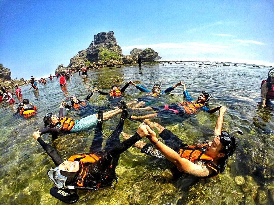 Snorkeling di Pantai Nglambor, Gunung Kidul, Yogyakarta — nieta firda