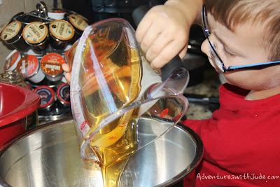pour honey easily from an oiled measuring cup