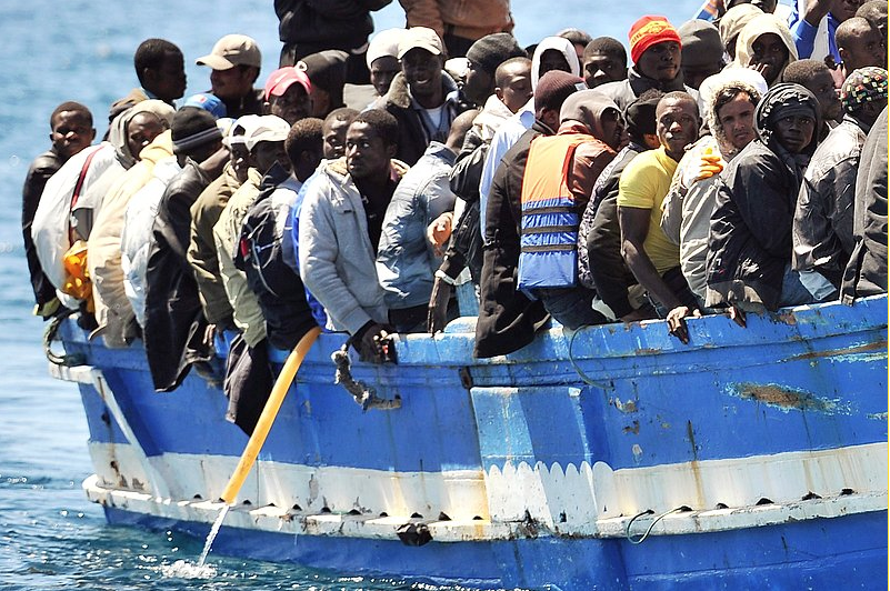 African-refugees-Italy-boat.png