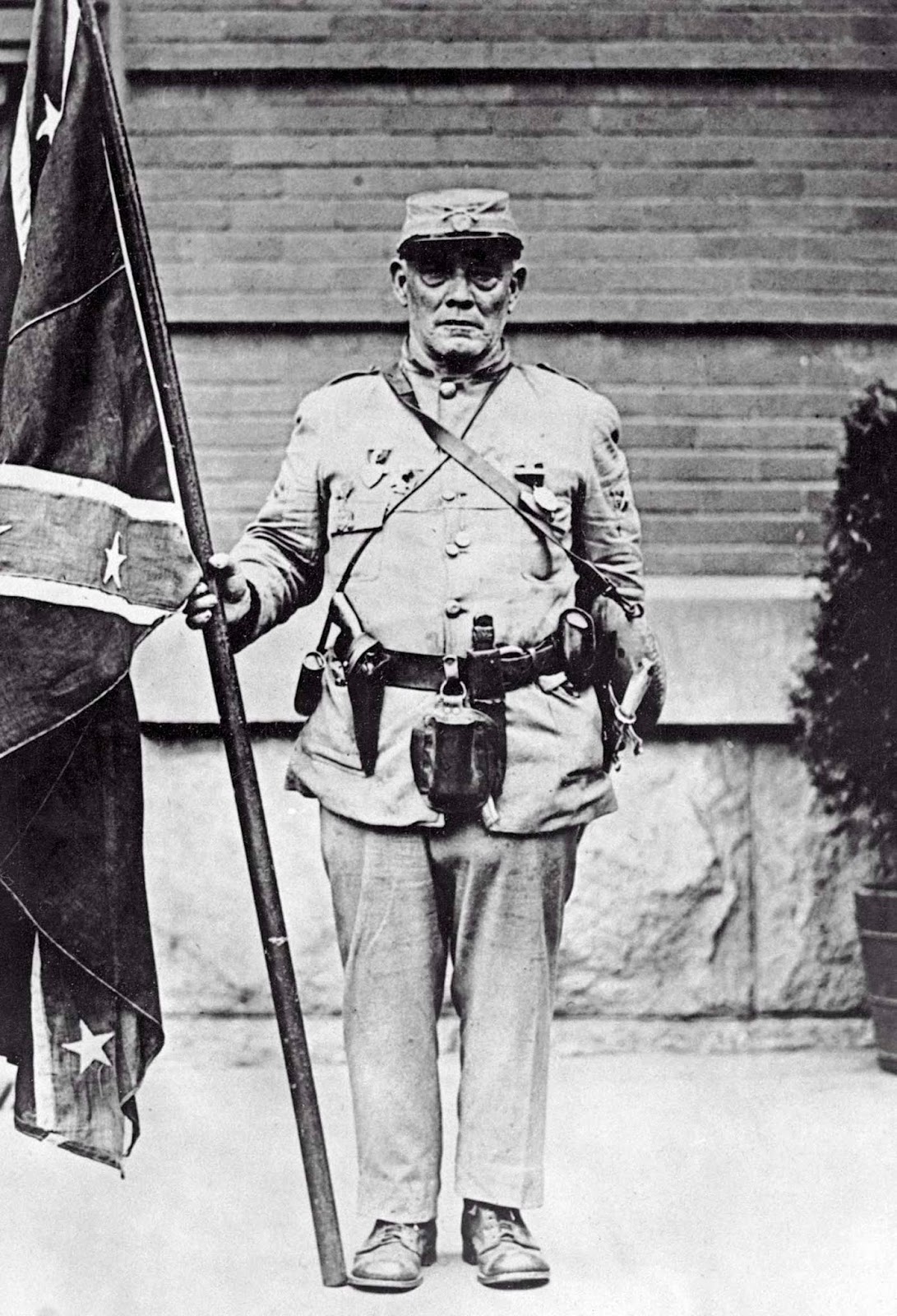 Richmond, Virginia — J. F. Griffin, at 81 the last surviving member of the Louisiana Tigers, holds a Second Naval Jack flag at the 32nd Annual Reunion of the United Confederate Veterans at Richmond. 