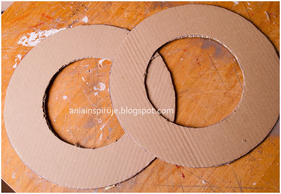 Каркас основа для рождественского венка. Картонное кольцо для венка. Цифра 1 из картона. Основа для венка из картона. Как сделать основу из картона.