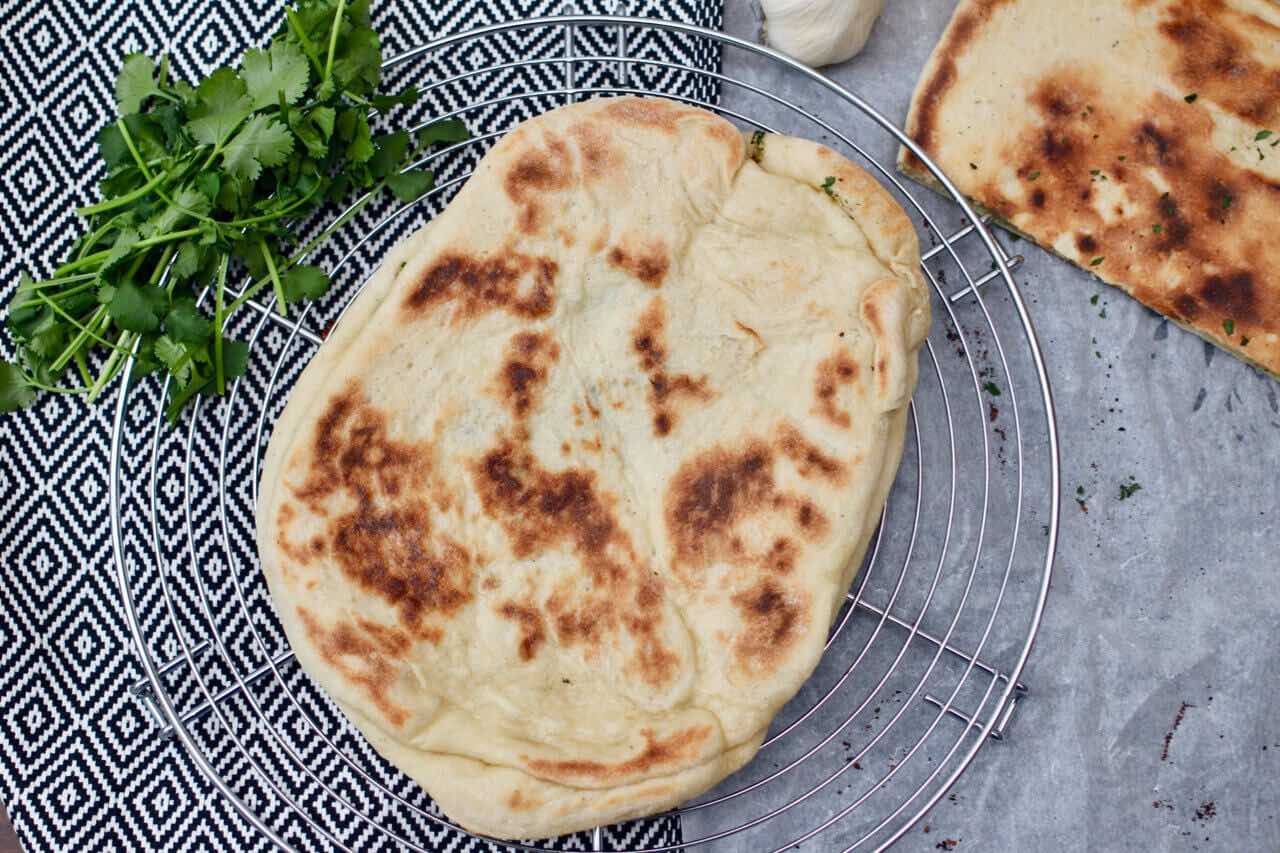 Indisches Naan Brot mit Koriander Knoblauch Füllung