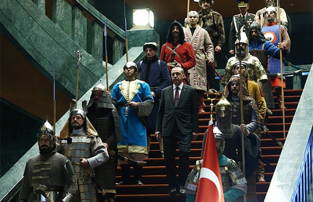 Νόρμαν Στόουν: “O τυχοδιωκτισμός του Ερντογάν μπορεί να καταστρέψει την Τουρκία”