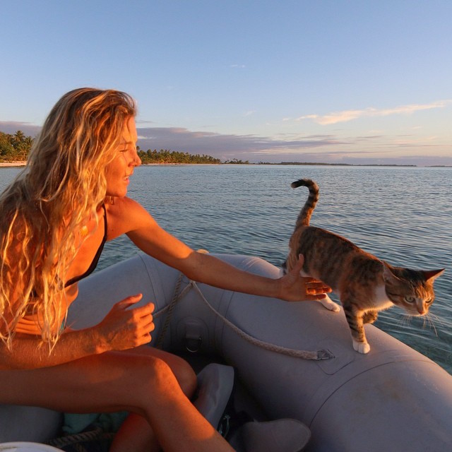 The Woman Is Sailing Around the World With Her Cat