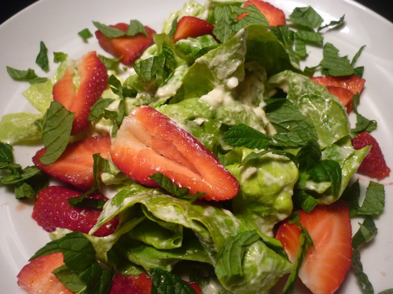 estrellacanela: Salat mit Ziegenkäsedressing, Erdbeeren und Minze