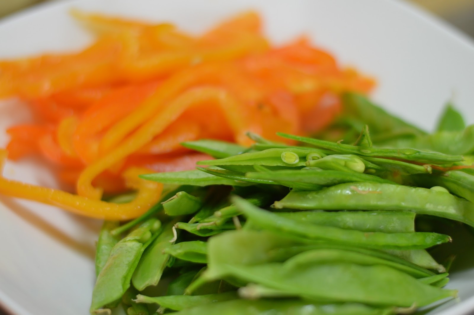 Sarah's Nest Soba noodle salad with sugar snap peas, carrots and bell