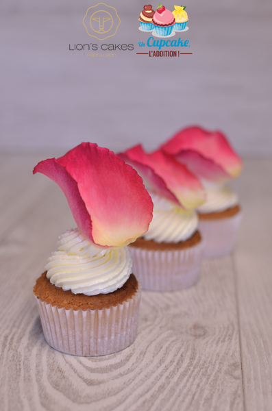 Cupcakes Rosa & Lichi : base chifón rellenada con un lichi, mermelada de pétalos de rosa y buttercream de merengue suizo