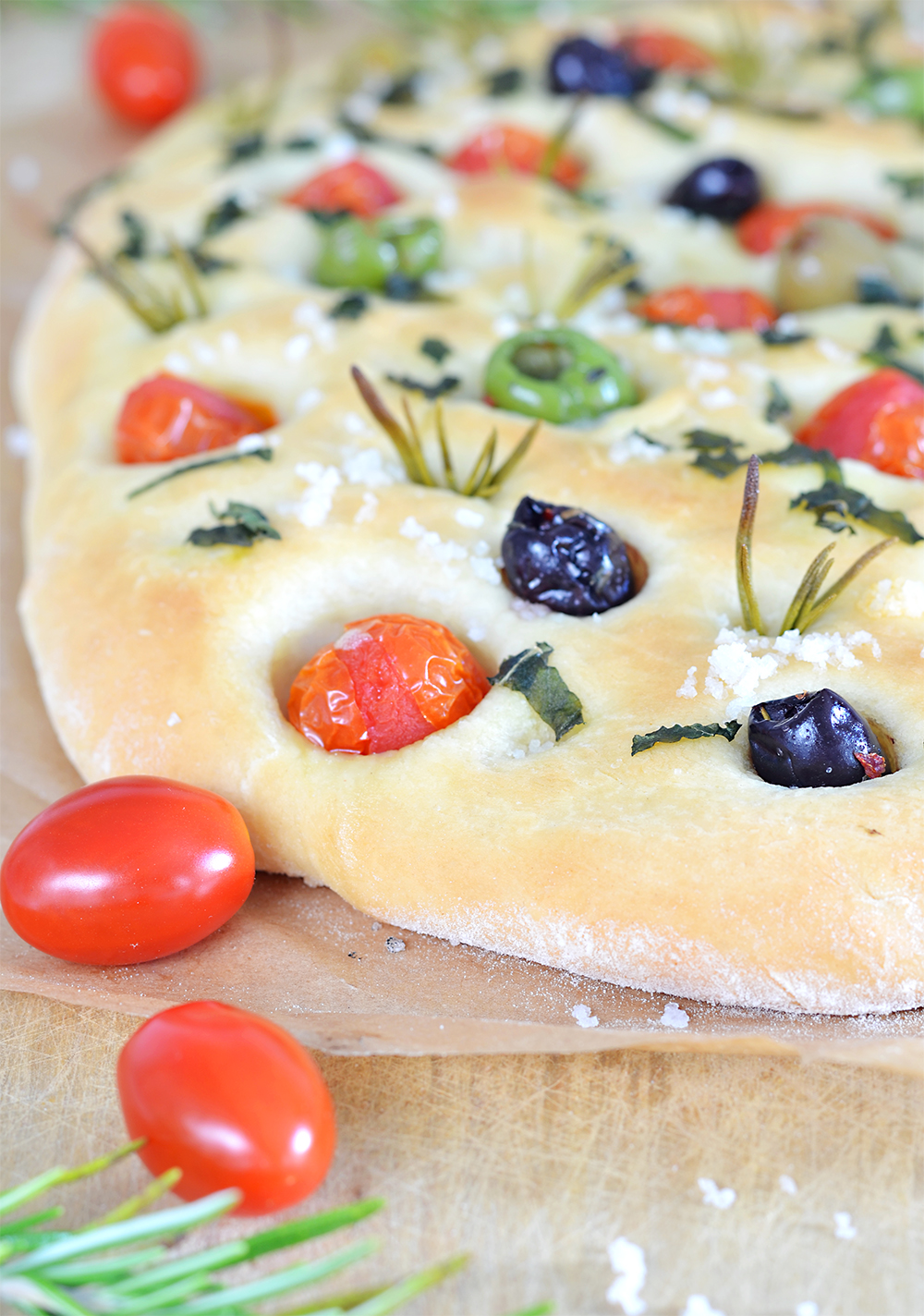 Focaccia mit Oliven und Tomaten - Sarahs Krisenherd