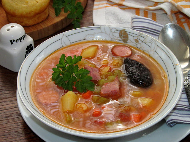 Гороховый суп с копченостями, яблоком и черносливом