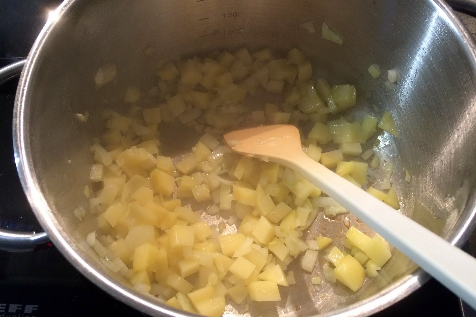Alles außer Arbeit: Karfiol Kokos Suppe mit Currybutter