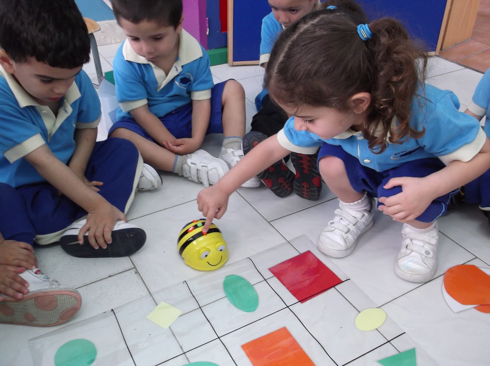 костюм робота для мальчика. чат бот. дети бот. разработка чат бота. роботы из макдональдса дискавери.