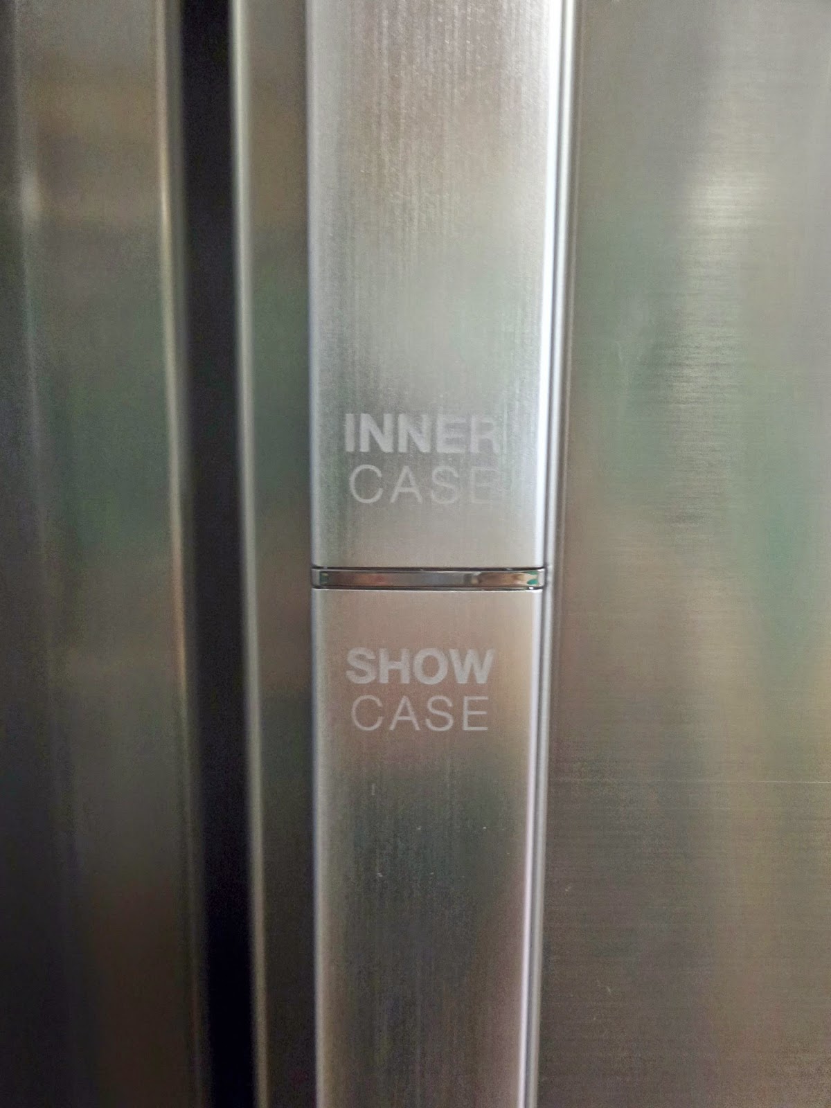 Samsung Showcase Fridge Freezer - door handle