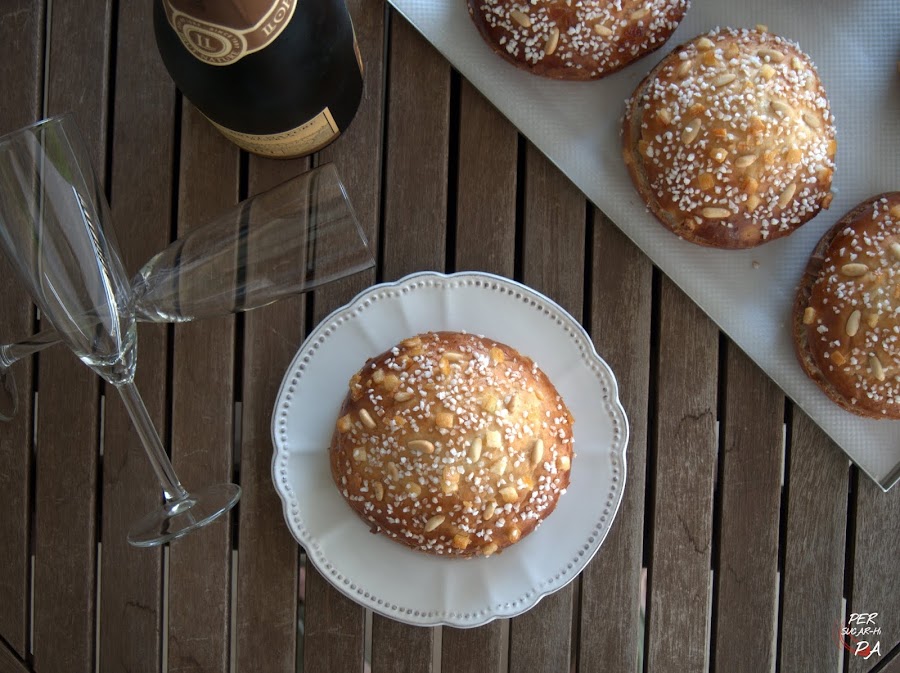 Coca de brioche, con piñones, naranja y jengibre confitados y rellena de trufa de chocolate