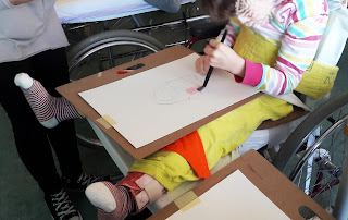 Atividade do Centro Cultural de Cascais Aluna em cadeira de rodas a pintar com aguarela