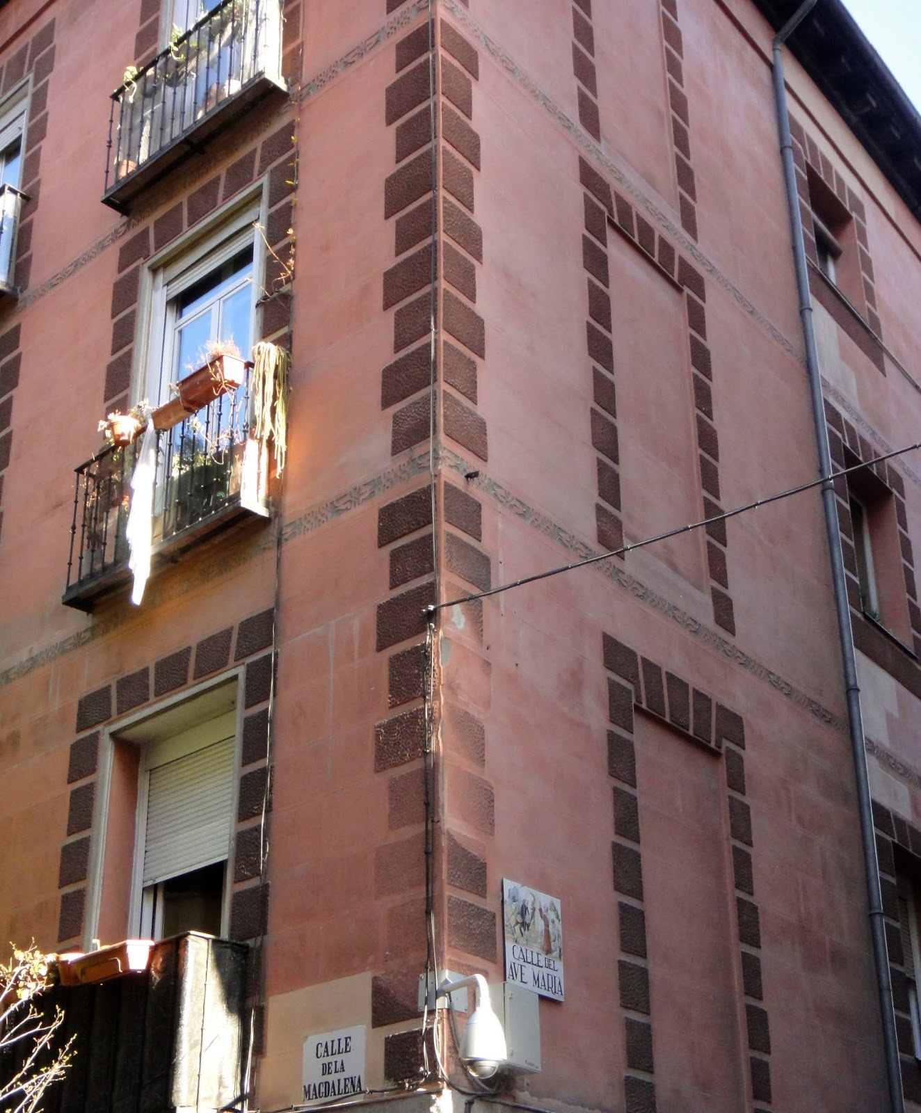 HAN GANADO LOS MALOS: La calle de la Magdalena y el imperio de los sentidos