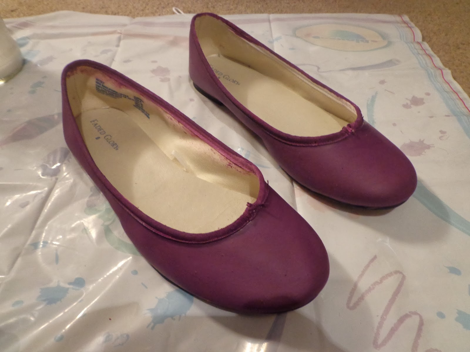 So-So Sewer: Shoe Refashion with Acrylic Paint
