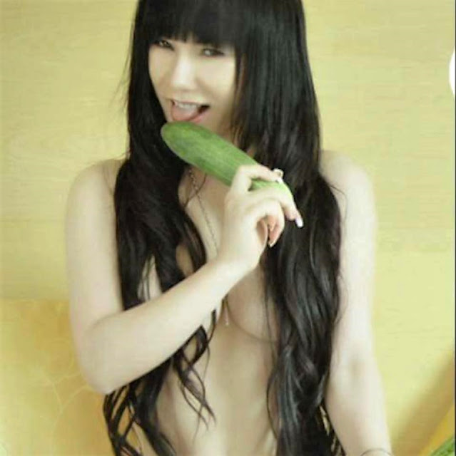 Hình Girl Xinh : Bộ Ảnh Girl Sexy Bên Rau Củ Nóng Bỏng.3