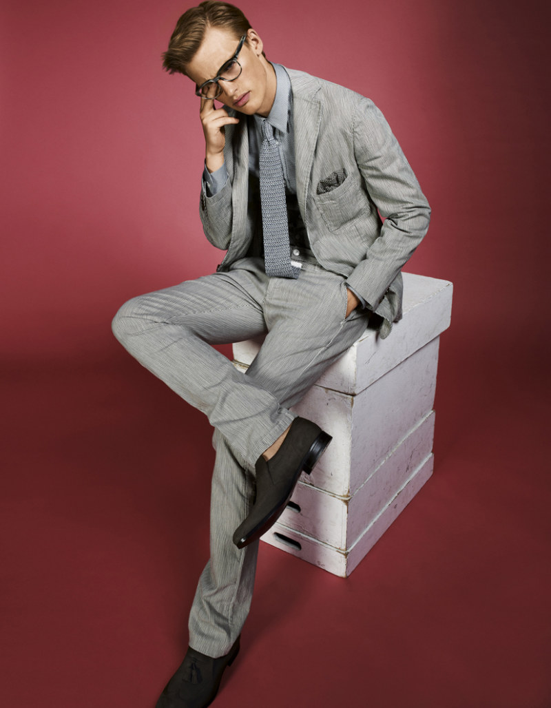 позы в костюме