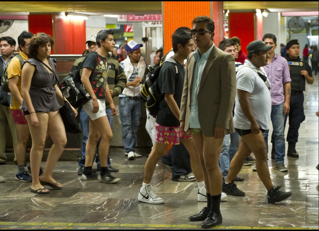 Мужчина без штанов. Флешмоб без штанов. В метро без штанов. Штаны без человека. Парни без штанов.