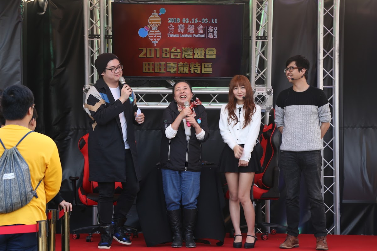 嘉義縣長張花冠(左)與知名電競退役選手丁特(右)同台競技。