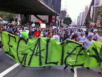 Às 16h, teve início a Marcha da Maconha em direção ao Centro de São Paulo. Os manifestantes desceram pela Rua Augusta e depois pela Consolação (Foto: Fabiano Correia/G1)