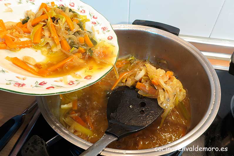 Reservando parte de las verduras sofritas