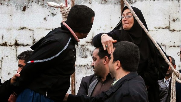 أم إيرانية تصفع قاتل ابنها وتنقذه من تنفيذ حكم الإعدام باللحظات الأخيرة -