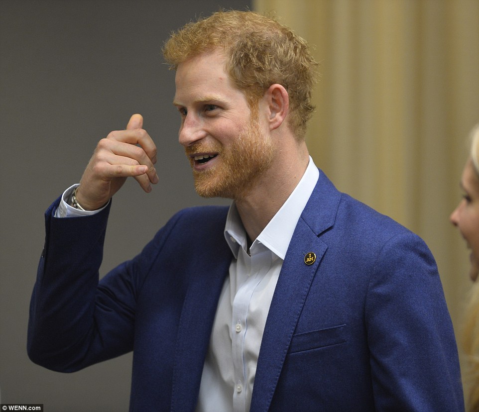CASA REAL BRITÁNICA - Página 87 4496812800000578-4910024-Call_me_A_light_hearted_Prince_Harry_was_all_smiles_as_he_attend-a-23_1506085983947