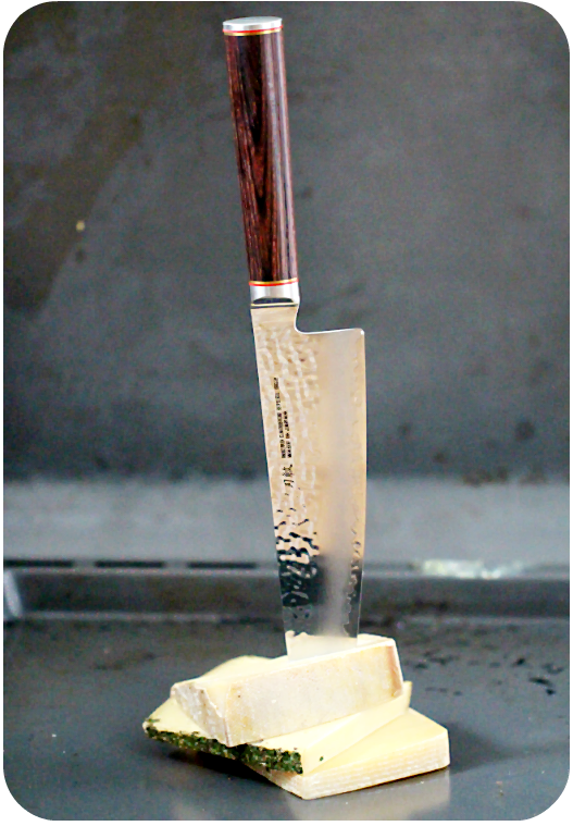 Messer im Käse für "Genau mein Weihnachten" mit Tchibo! Gewinne ein Käsefondue-Set für 6 Personen inkl. Caquelon, Rechaud und Gabeln | Arthurs Tochter Kocht von Astrid Paul