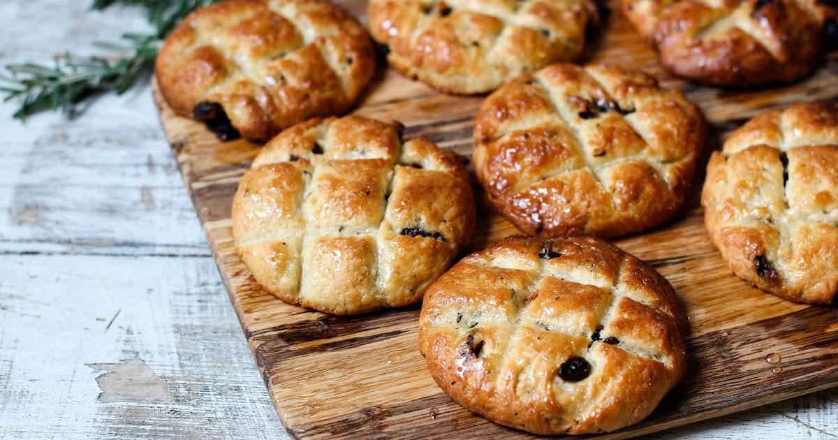 The Spoon and Whisk Pandiramerino (a.k.a Rosemary and Raisin Buns)