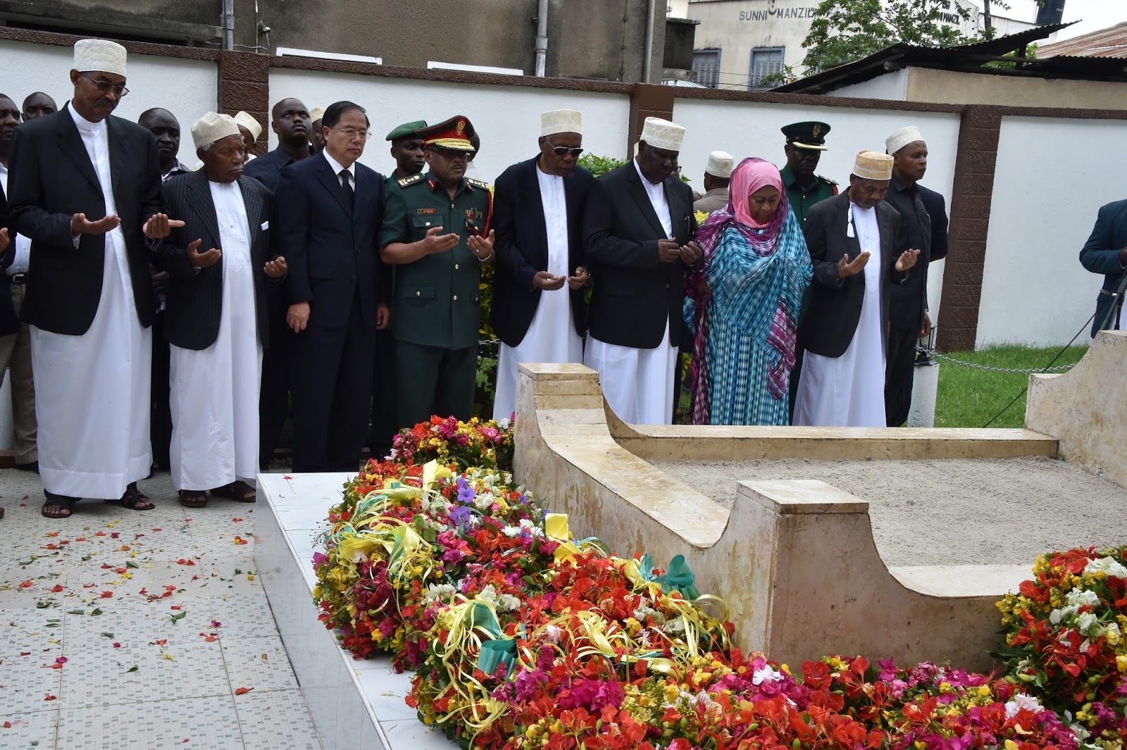 Rweyunga Blog DUA YA KUMUOMBEA RAIS WA KWANZA WA ZANZIBAR MZEE KARUME