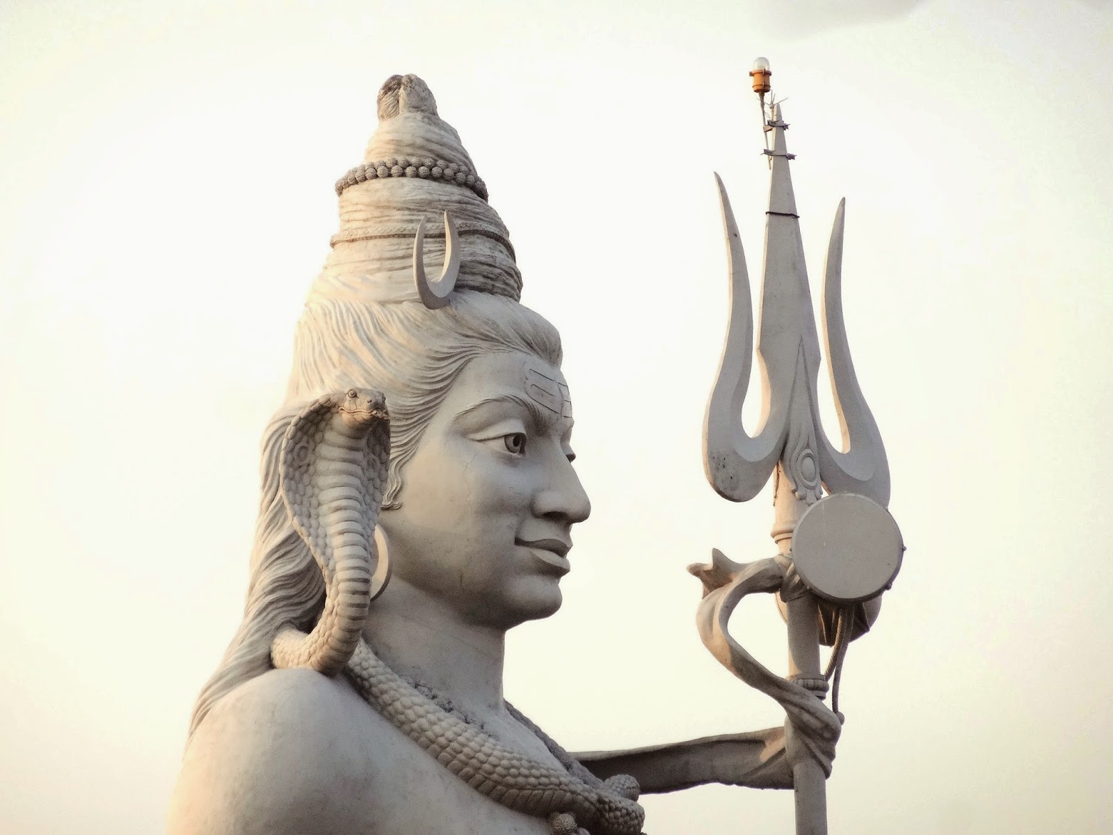 Рудра шива многорукий. Число шивы. Шива гангаджатадхара. Бог шива в индии. Махадев рудра.